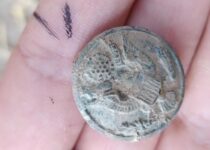 In Turkey’s Zerzevan Castle, a badge bearing the US national symbol was discovered