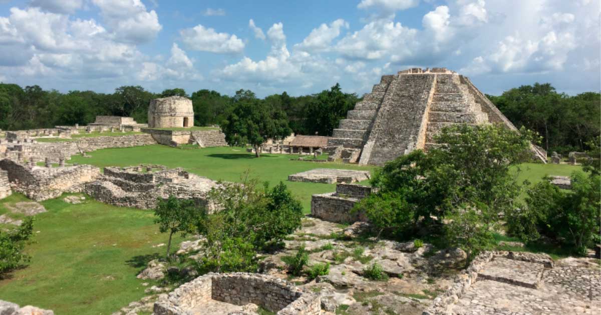 Central Mayapan showing the K'uk'ulkan and Round temples.